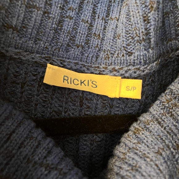 Ladies Sweater - Picture 2 of 4